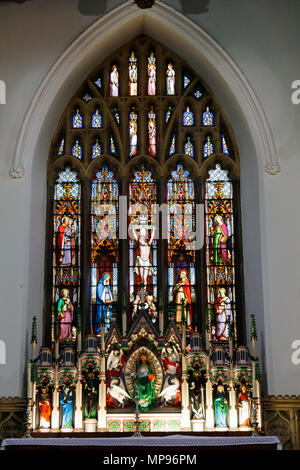Le vetrate della finestra orientale è sopra l'Altare Maggiore della Chiesa della Santa Trinità a Skipton, nello Yorkshire, Regno Unito e sulla base di "L'Ultima Cena' tabella Foto Stock