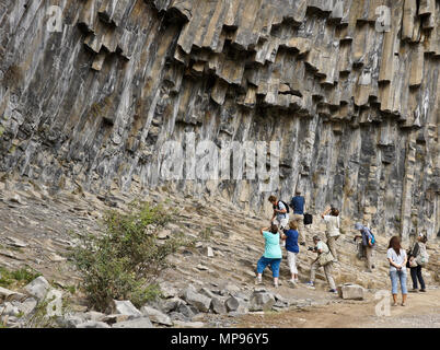 Garni, Armenia: In Garni Gorge, turisti fotografare una formazione geologica di basalto ottagonale colonne denominate la sinfonia di pietre. Foto Stock