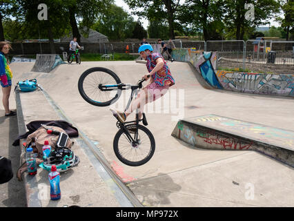 Uomo in bicicletta facendo acrobazie in Saughton Skatepark in Edimburgo, Scozia, Regno Unito Regno Unito Foto Stock