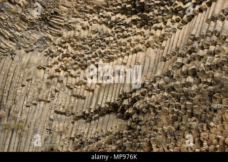 Formazione geologica di ottagonale di colonne di basalto in Garni Gola detta la sinfonia di pietre, Garni, Armenia Foto Stock