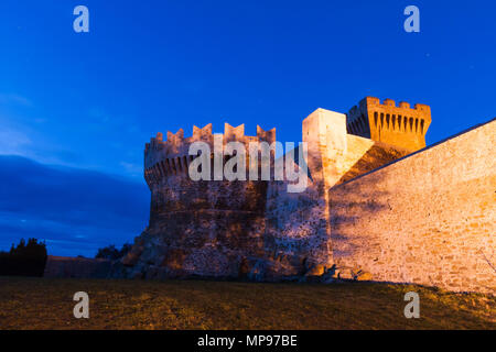 La Fortezza di Populonia fu costruito nel XV secolo con pietre prese da resti etruschi Foto Stock