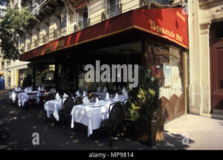 1988 storica BRASSERIE LE VAGENENDE SIDEWALK CAFE BOULEVARD SAINT GERMAIN Parigi Francia Foto Stock