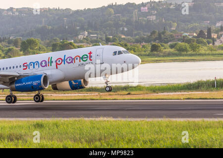 Corfù, Grecia - 21 Maggio 2018: Small Planet Airlines Polonia Airbus A320-200 di atterraggio sulla pista dell'Aeroporto Internazionale di Corfu'. Foto Stock