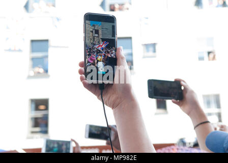 La gente in folla con dispositivi mobili utilizzando iphone per registrare gli eventi. Royal Wedding il principe Harry Meghan Markle il Duca e la Duchessa di Sussex xix 19 maggio 2018 HOMER SYKES Foto Stock