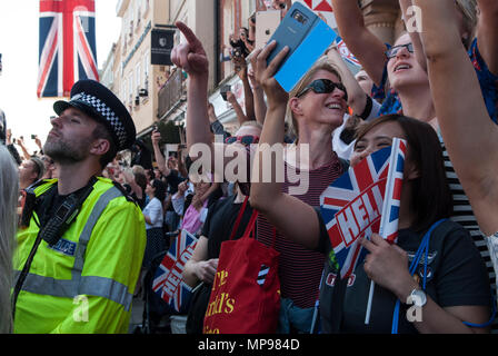 Duca e duchessa del Sussex nozze reali. Persone affollate di dispositivi mobili telefoni iphone i turisti che guardano per scattare foto alla processione del mercato del Principe Harry Meghan Windsor Regno Unito 2018 HOMER SYKES Foto Stock