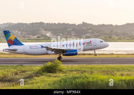 Corfù, Grecia - 21 Maggio 2018: Small Planet Airlines Polonia Airbus A320-200 di atterraggio sulla pista dell'Aeroporto Internazionale di Corfu'. Foto Stock