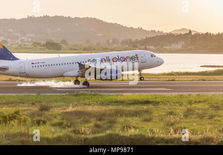 Corfù, Grecia - 21 Maggio 2018: Small Planet Airlines Polonia Airbus A320-200 di atterraggio sulla pista dell'Aeroporto Internazionale di Corfu'. Foto Stock