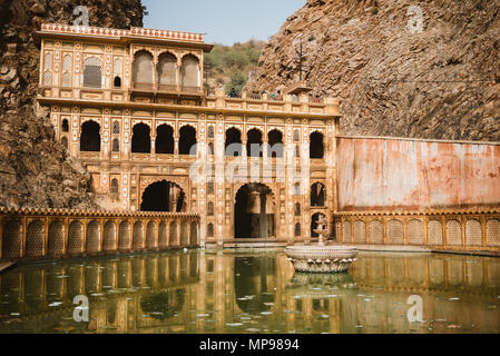 Visita a Galta Ji, il Tempio delle Scimmie a Jaipur, India Foto Stock