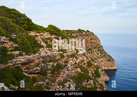 Vista panoramica di Punta de Sa Ruda riva e scogliere circostanti con faro di La Mola vicino a El Pilar de la Mola (Formentera, isole Baleari, Spagna) Foto Stock