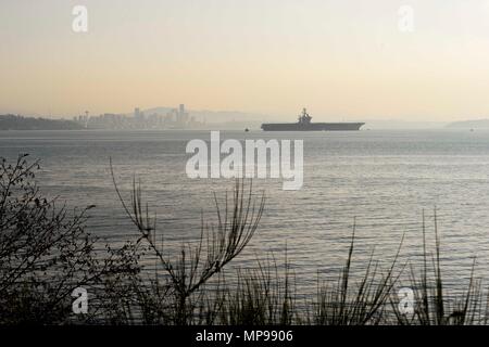 Gli Stati Uniti Nimitz Navy-class portaerei USS Nimitz il transito del Puget Sound Dicembre 10, 2017 di Bainbridge Island, Washington. (Foto di Wyatt L. Anthony via Planetpix) Foto Stock