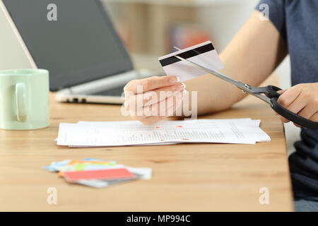 In prossimità di una donna mani Distruzione delle vecchie carte di credito Foto Stock