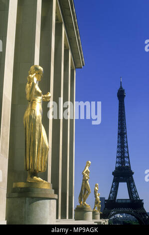 1988 fila storica di statue dorate PLACE DU TROCADERO Palais de Chaillot TORRE EIFFEL Parigi Francia Foto Stock