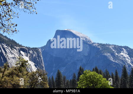 Mezza Cupola vista da Yosemite Valley, il Parco Nazionale Yosemite in California Foto Stock