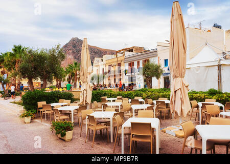 San Vito lo Capo, Italia - 16 Settembre 2017: persone al cafè sul marciapiede, San Vito lo Capo, Sicilia, Italia Foto Stock