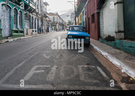 L'Avana, Cuba. 5 maggio 2018 Graffiti su una strada a l'Avana, Cuba raffigurante il supporto per l'ex presidente di Cuba e il leader della rivoluzione Fidel Castro. Dietro i graffiti è un'era sovietica automobile. Caleb Hughes/Alamy Live News Foto Stock