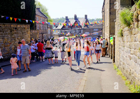 Ashover, Derbyshire, Regno Unito. Maggio 07, 2018. La folla di gente del posto e i turisti godendo l annuale giorno di maggio carnevale di Ashover nel Derbyshire, Regno Unito. Foto Stock