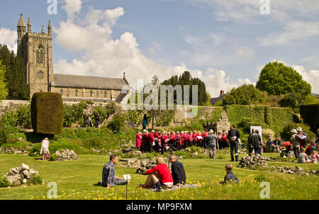 Abbey Gardens Shaftesbury coro in concerto Foto Stock