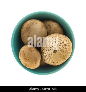 Vista dall'alto di una ciotola riempita con baby bella funghi isolati su uno sfondo bianco. Foto Stock