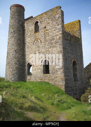 Resti di una casa di motore ai piedi della collina Trink, Penwith Foto Stock