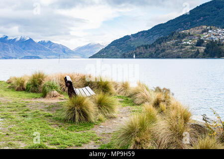 Sedile vuoto Giardini di Queenstown affacciato sul lago Wakatipu Foto Stock