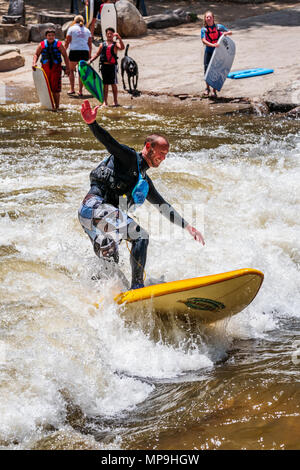 Adulto standup paddleboarder; whitewater; Arkansas River; Salida; Colorado; USA Foto Stock