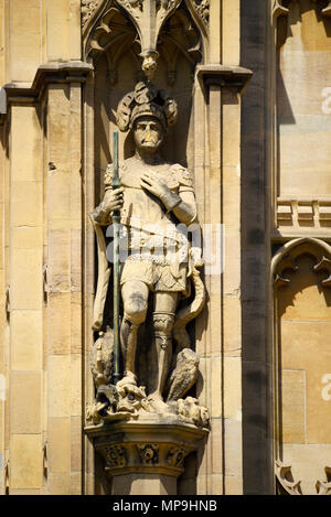 Il cavaliere del maschio statua. Lavori in pietra scolpita sul Palazzo di Westminster che mostrano danni. Le case del palazzo del Parlamento dettaglio. In necessità di riparazione Foto Stock