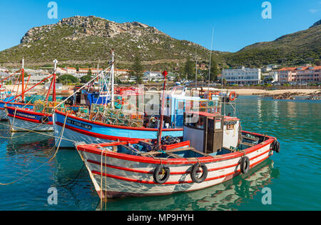 Barche da pesca nel porto di Kalk Bay con la Table Mountain Range sullo sfondo vicino a Città del Capo, Provincia del Capo Occidentale, Sud Africa. Foto Stock