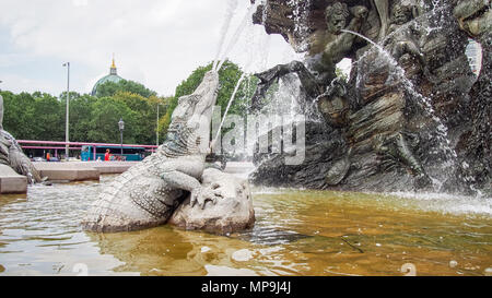 Berlino, Germania-luglio 31, 2016: Statua del coccodrillo di Neptunbrunnen (Fontana di Nettuno) di Berlino, Germania.La fontana fu costruito nel 1891 ed è stata progettata Foto Stock