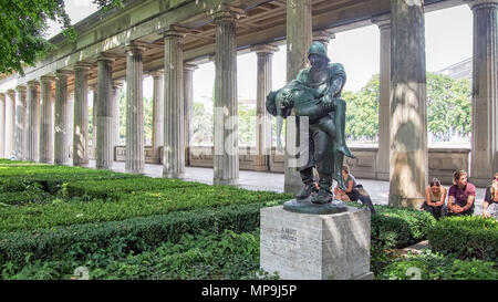 Berlino, Germania-luglio 31, 2016: Gerettet scultura di Adolf Brutt, installato nel Kolonnadenhof fuori la Alte Nationalgalerie di Berlino, Germania Foto Stock