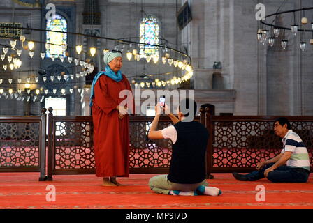 Istanbul, Turchia. Visitatori della Moschea di Süleymaniye (Süleymaniye Camii) Foto Stock