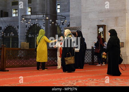 Istanbul, Turchia. Visitatori della Moschea di Süleymaniye (Süleymaniye Camii) Foto Stock