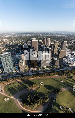 Verticale vista aerea del secolo le torri della città di Los Angeles, California. Foto Stock