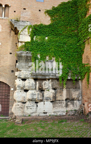 Italia, Roma, Celio, basilica dei Santi Giovanni e Paolo, rovine del tempio romano di Claudio Foto Stock