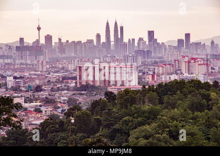 Skyline di Kuala Lumpur tramite filtro a Valencia per dare retrò insta sentire, mostra iconico grattacieli e la giungla circostante vegetazione Foto Stock