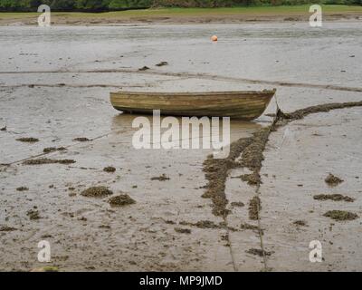 Un di legno barca a remi a bassa marea sul fango appartamenti di Restronguet Creek a Devoran Foto Stock