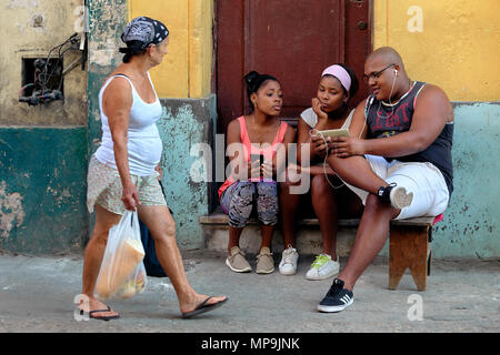 Mostra gli amici di un clip video (o simile) sul suo smartphone, Havana, Cuba Foto Stock