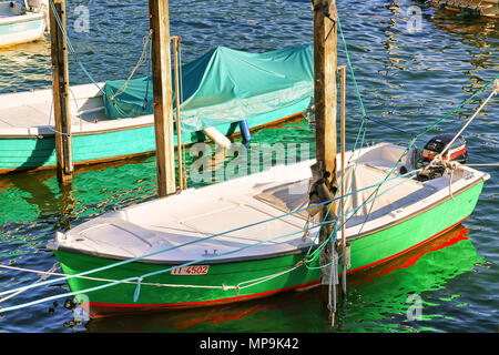 Ascona, Svizzera - Agosto 23, 2016: imbarcazione al terrapieno di Ascona resort di lusso sul lago Maggiore nel canton Ticino in Svizzera. Foto Stock