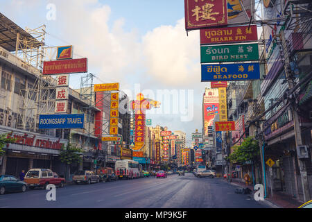 Chinatown , Bangkok , Thailandia - marzo 26 , 2017: street con cartelloni colorati in Yaowarat road , famoso luogo di Chinatown in giorno Foto Stock