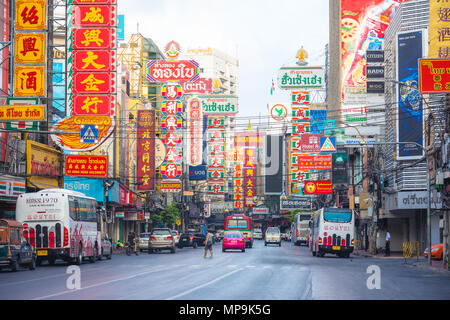 Chinatown , Bangkok , Thailandia - marzo 26 , 2017: street con cartelloni colorati in Yaowarat road , famoso luogo di Chinatown in giorno Foto Stock