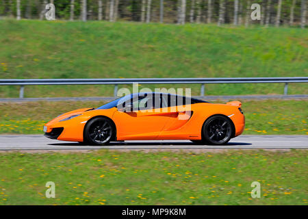 McLaren MP4-12C supercar sulla velocità di autostrada in una giornata di sole di primavera nel Paimio, Finlandia - 20 maggio 2018. Foto Stock
