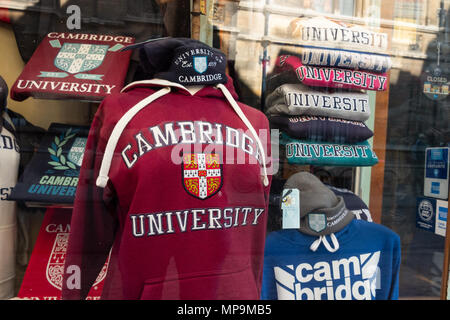 Souvenir Università di Cambridge abbigliamento in una vetrina a Cambridge nel Regno Unito. Foto Stock