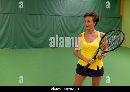 Coppia bella donna a giocare a tennis corte interna Foto Stock