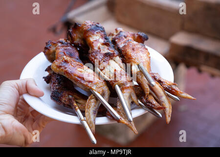 Barbecue grigliate di ali di pollo marinaded spiedini con salsa di soia e michiu (taiwanesi di vino di riso) sulla piastra bianca Foto Stock