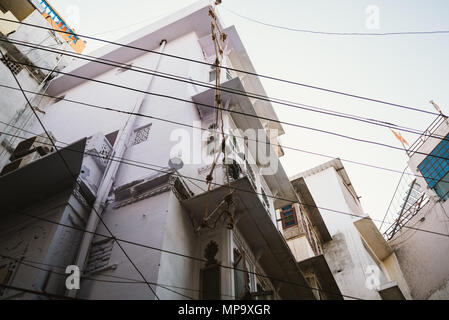 Condominio bianco in una giornata di sole in Udaipur, India Foto Stock