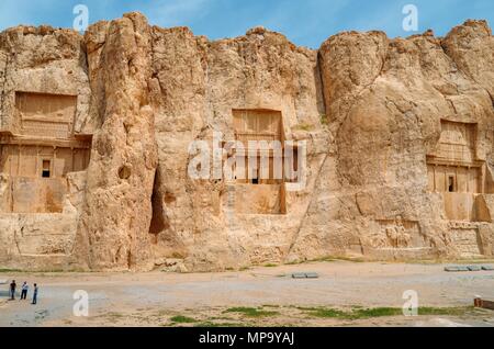 Persepolis, Iran - 28 Aprile 2018: le antiche tombe della dinastia Achemenide re di Persia sono scolpite nella scogliera rocciosa in Naqsh-e Rustam, Iran Foto Stock