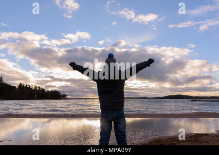 Giovane ragazzo bello allontanarsi da tutto con la natura Foto Stock