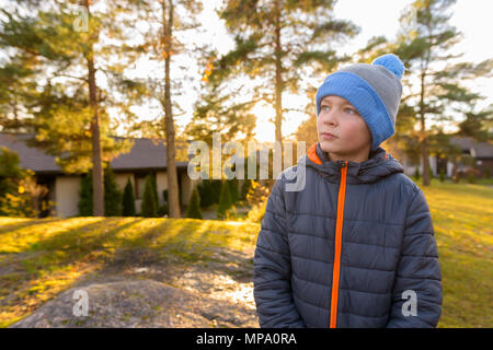 Giovane ragazzo bello allontanarsi da tutto con la natura Foto Stock