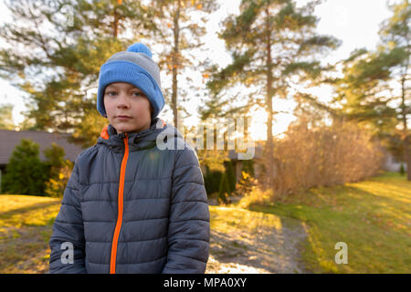 Giovane ragazzo bello allontanarsi da tutto con la natura Foto Stock