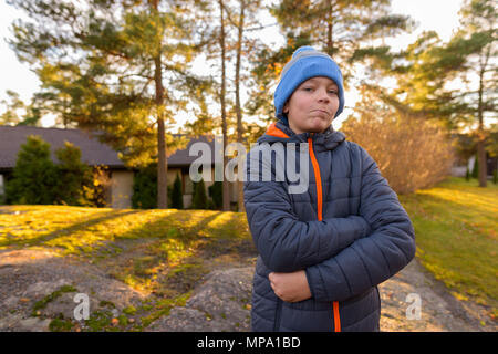 Giovane ragazzo bello allontanarsi da tutto con la natura Foto Stock