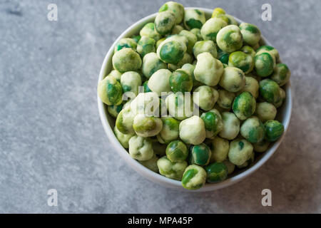 Croccante speziato secco verde Wasabi piselli come antipasto. Alimenti biologici. Foto Stock